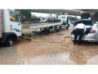 Alt yapı çalışması yapılan alan yağış dolayısıyla çöktü, araçlar mahsur kaldı