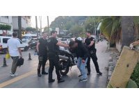 Dolmuş durağında baygın halde bulundu, polisleri görünce elini öptü