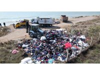 Sahile tonlarca tekstil atığının dökülme anı kamerada: Araç ve firma tespit edildi