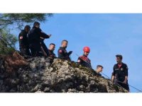 Sarp kayalıklarda mahsur kalan keçi kurtarıldı