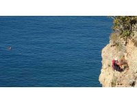 Falezlerde ölü bulunan adamın cenazesinin 2 saat süren alınma operasyonunu yüzerek izlediler