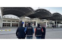 Antalya Havalimanı’nda zimmet ve kaçakçılık suçundan gözaltına alınan 10 memurdan 5’i tutuklandı