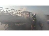 Bariyerlere çarpan pikap alev alev yandı