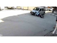 Araçla çarpışan motosikletliyi kaskı hayata tutundurdu, o anlar kamerada