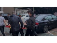 Sağanak ve rüzgar aniden bastırdı, devrilen ağacın altında kalan 3 kişi yaralandı