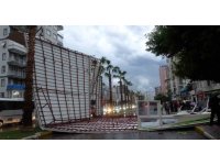 Fırtına tonlarca ağırlıktaki çatıyı karayoluna savurdu, muhtemel faciadan dönüldü